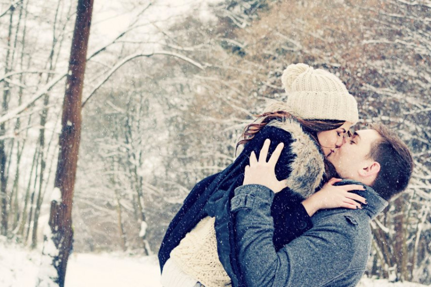 Парень целуется на улице. Поцелуй зимой. Объятия зимой. Зимняя фотосессия с парнем. Пара зимой.