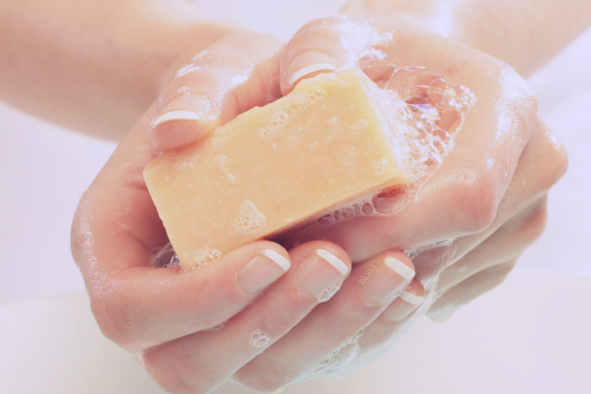 Хозяйственное мыло можно умываться. Сухое мыло для рук. Профессионально мыло для умывания. Мыло и кожа. Мыло сухое для мытья рук сухое.