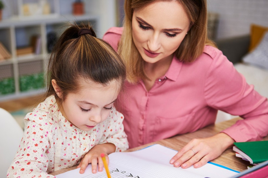 Психолошки трик од 10 секунди после кој детето ќе ја напише домашната задача без расправија