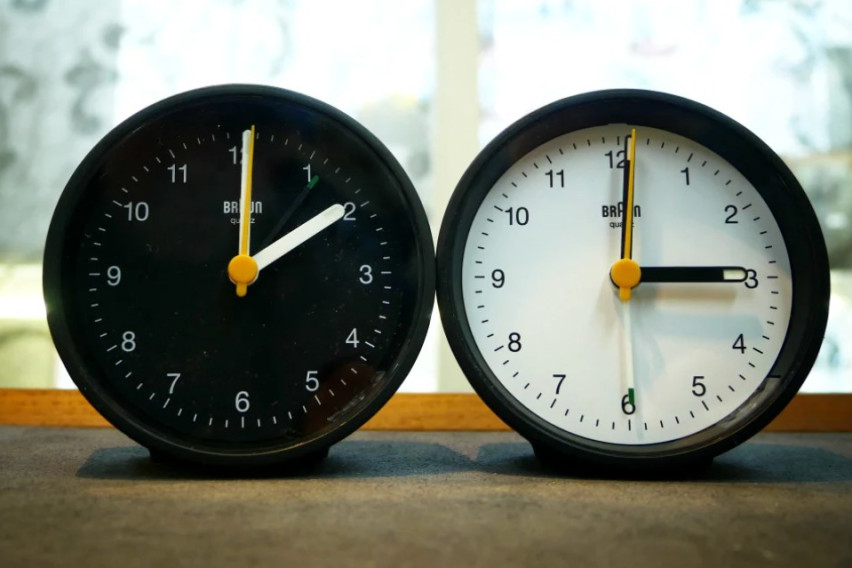Денес ги поместуваме стрелките на часовникот нанапред, денот ќе ни биде подолг, ама ни треба време да се навикнеме