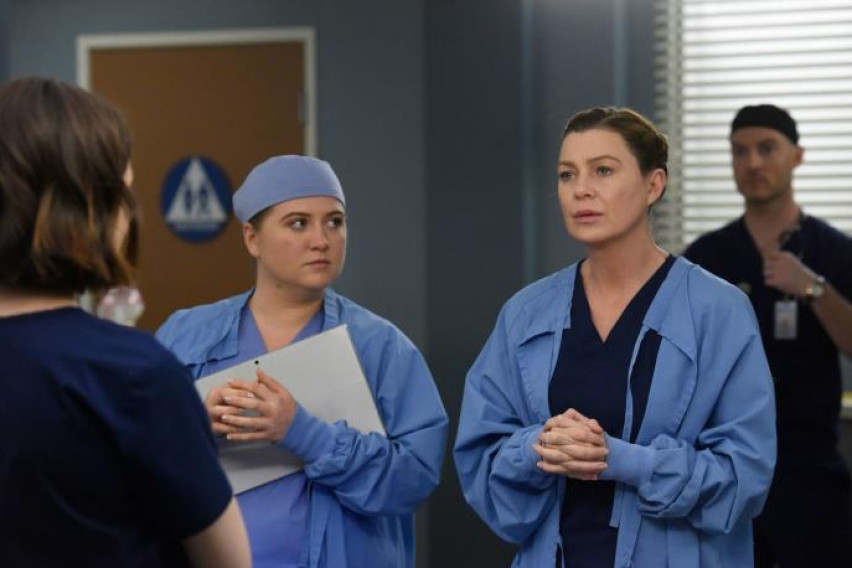 [АУДИО] Актерката ја откри тажната вистина: Еве зошто Мередит Греј носела блузи под униформата во серијата „Вовед во анатомија“?