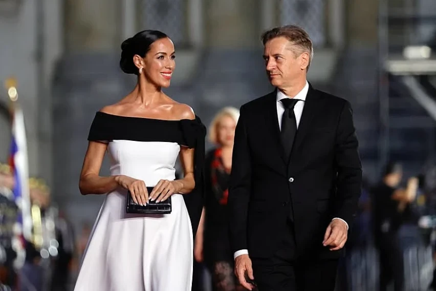 [ФОТО] Сопругата на словенечкиот премиер привлекува погледи каде и да се појави: Поранешната мисица била покрај него на изборите