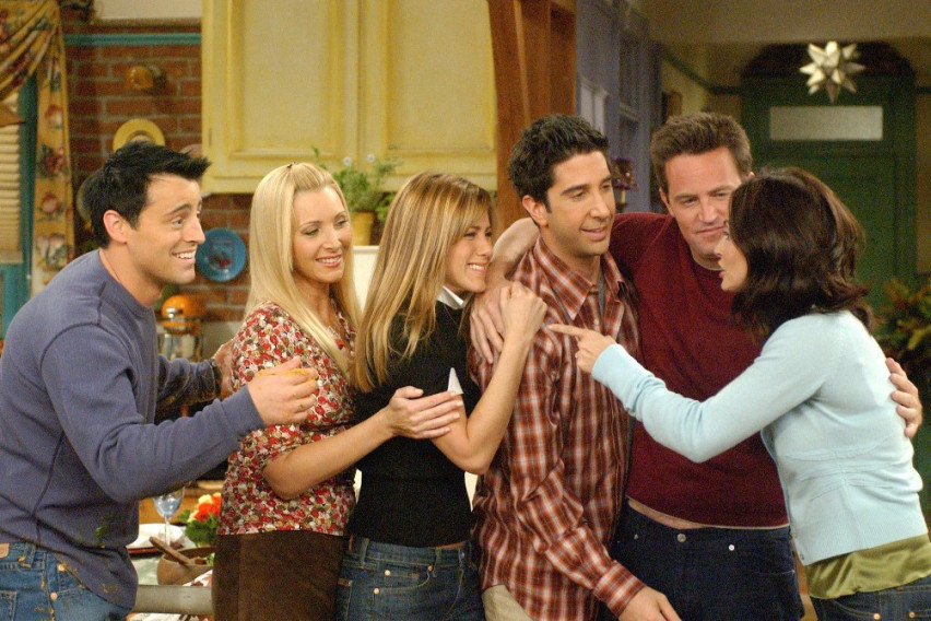 Лиса Кудроу по смртта на Метју Пери повторно ја гледала серијата „Friends“: „Тој беше над сите нас“