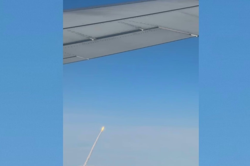 [ВИДЕО] „Погледнете низ прозорецот“: Повикот на пилотот до патниците довел до сцена што ќе ја паметат до крајот на животот