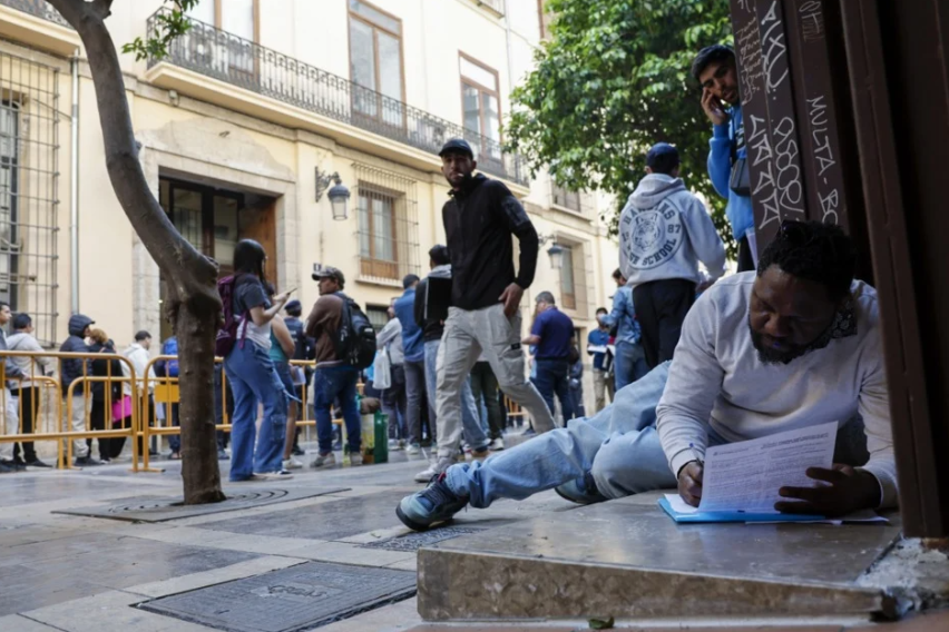 [ФОТО] Мигранти во долги редици во Шпанија: ја користат шансата што им ја даде Санчез