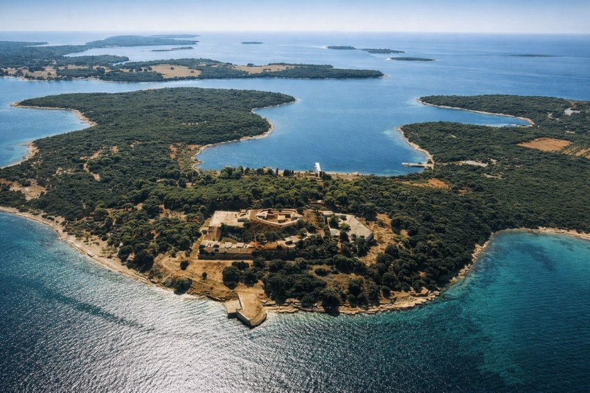 [ФОТО] Ѕирнете во најизолираниот хрватски остров: Забранетиот рај на поранешна Југославија каде Тито бил редовен гостин