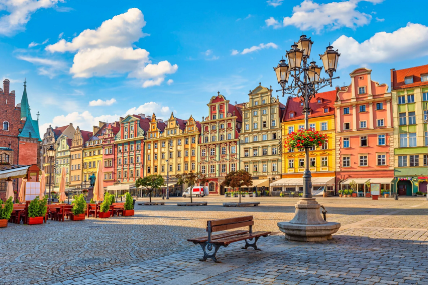 [ФОТО] Ова се најевтините градови во Европа за патување во 2026 година, еден е од поранешна Југославија: Тука ќе јадете, пиете и спиете за ситни пари – а ќе доживеете мигови за паметење