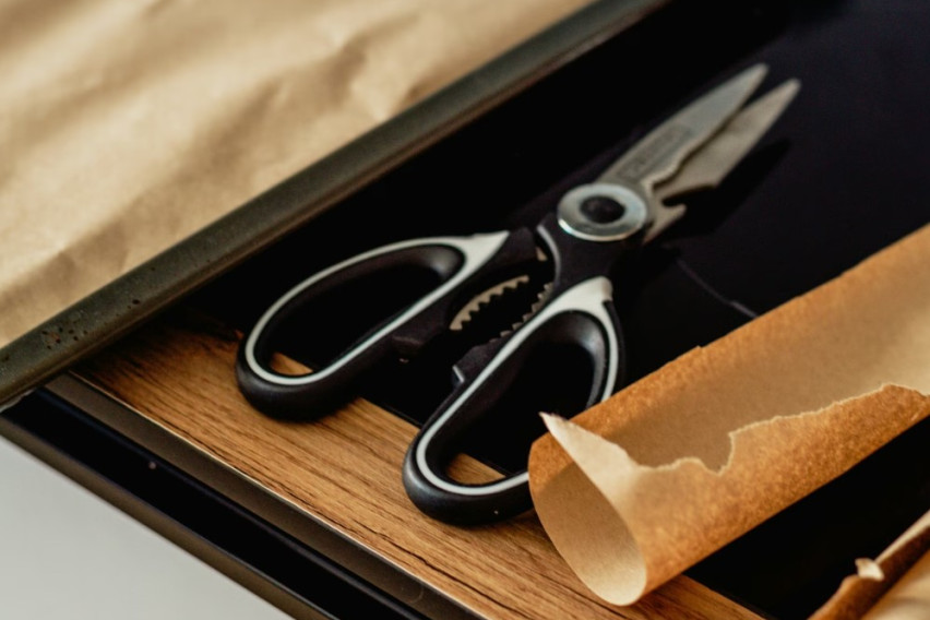 Хартија за печење во бања? Овој едноставен трик лесно го отстранува бигорот