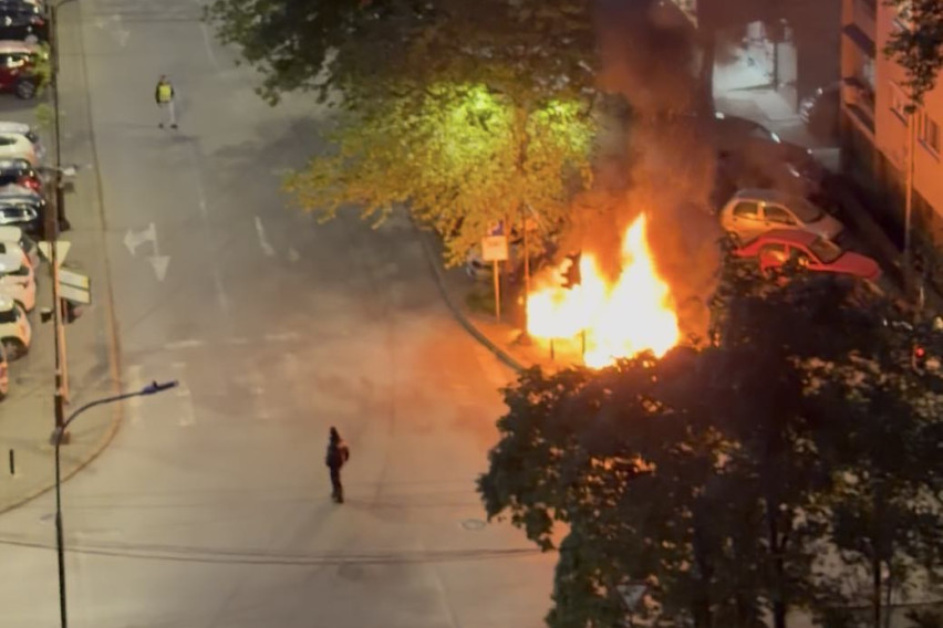 [ФОТО/ВИДЕО] Ноќеска изгореа две возила во Карпош: Вознемирувачка глетка кај Технолошкиот факултет