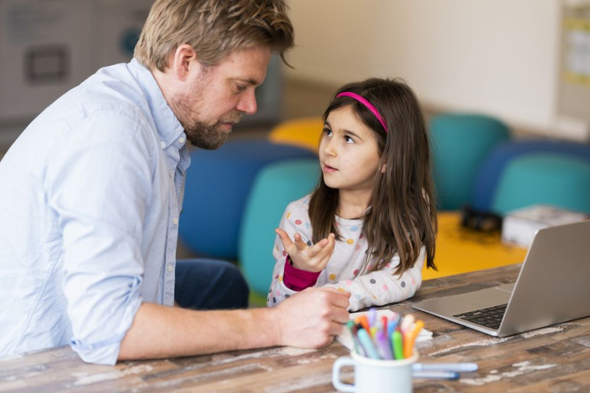 Шест знаци дека вашето дете им угодува на сите и како да му помогнете
