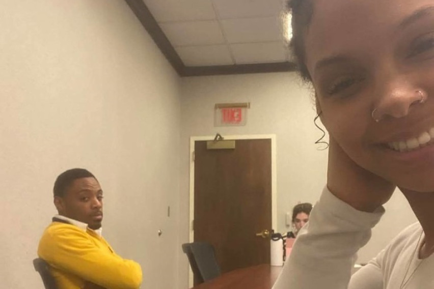 [ВИДЕО] Жена која се смее откако се откажала од старателството над децата предизвика бран осуда на интернет: „Заминувам со она со кое дојдов, а не дојдов со деца“