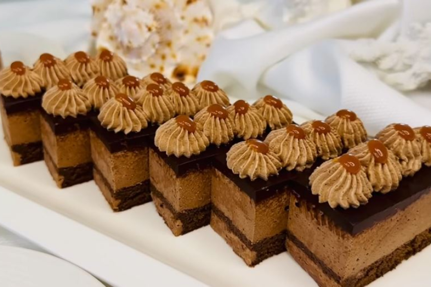 [ВИДЕО] Рецепт за најкремастиот чоколаден колач - без брашно, а се топи во уста