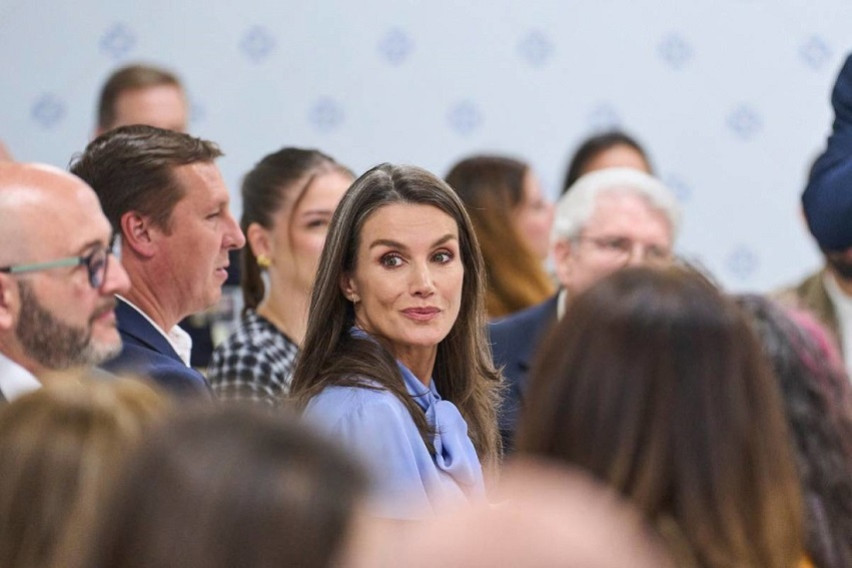 [ФОТО] Кралицата Летиција повторно издоминира и покажа дека седата коса може да биде многу елегантна