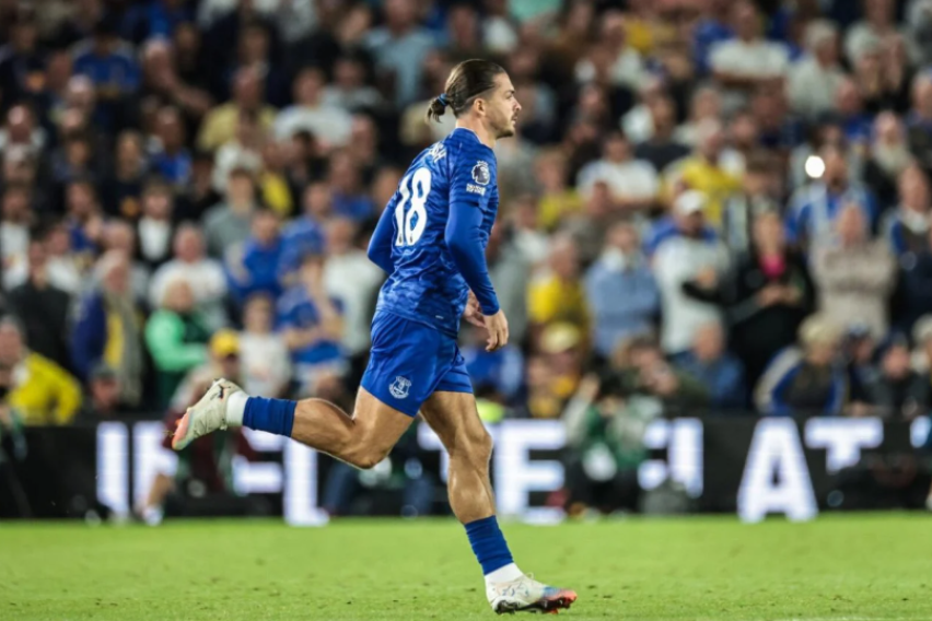 [ФОТО] Џек Грилиш, среде ден, камен пијан спие во бар