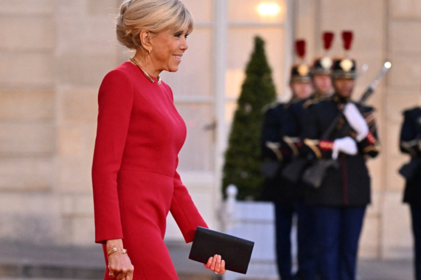 [ФОТО] Никој како првата дама на Франција: Брижит Макрон на сите навреди одговара со тесен фустан