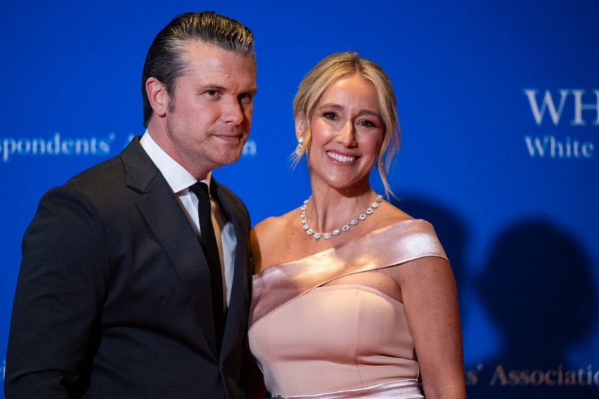 [ФОТО] Луѓето дебатираат за фустанот што го носела сопругата на Пит Хегсет: „Од Тему за 12 евра“