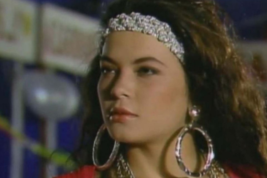 Славната Касандра воодушеви со фотографиите во костим за капење: На 51 година има тело на кое завидуваат и двојно помлади