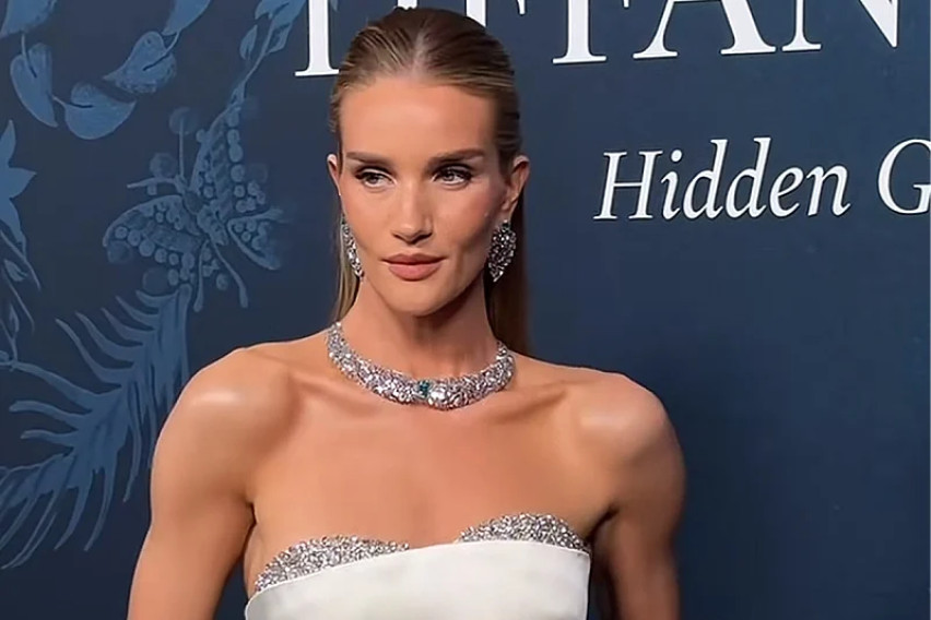 [ВИДЕО/ФОТО] Роузи Хантингтон-Вајтли беше поим за елеганција на забавата на „Tiffany“, белиот фустан ја истакна нејзината витка фигура