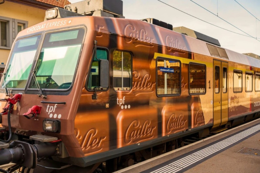 [ФОТО] Возот што вози директно во фабрика за чоколадо стана хит во Европа: Патниците се воодушевени од возењето во вагони од 1915 година