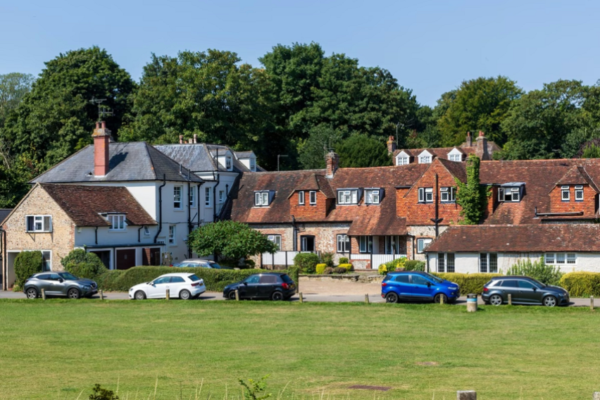 [ФОТО/ВИДЕО] Село во кое никој не работи за плата, а имаат сè и тврдат дека живеат во „царство“: Тука децата немаат мобилни телефони, но постои една „цака“