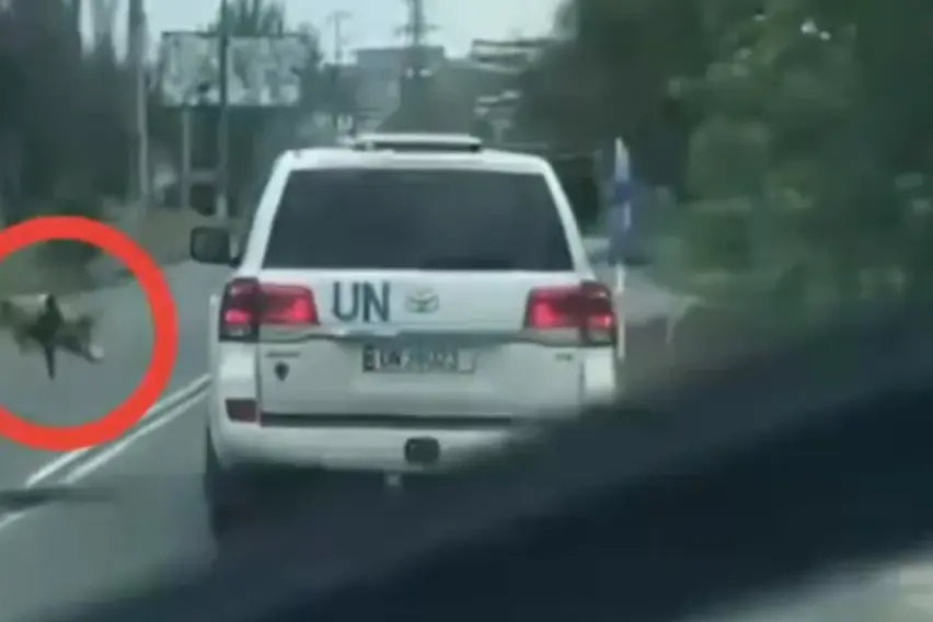 [ВИДЕО] Руски дрон се заби во хуманитарно возило на ОН, снимката стана вирална