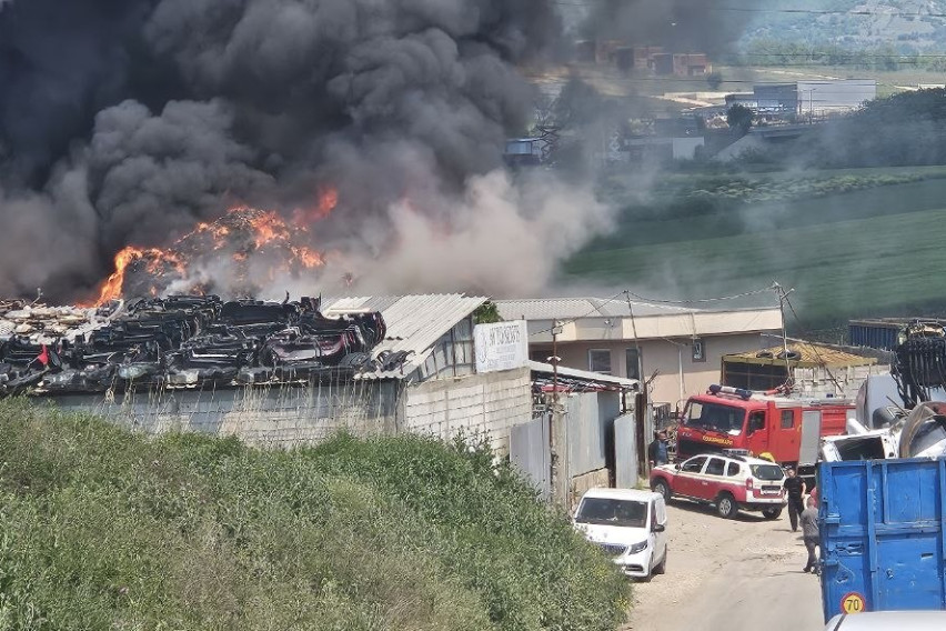 Пожар во Визбегово кај обиколницата: Горат стари автомобили на приватен имот, на терен пожарникари и инспектори
