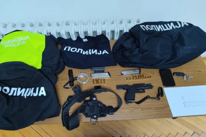Кокаин, оружје и полициска опрема најдени во голф