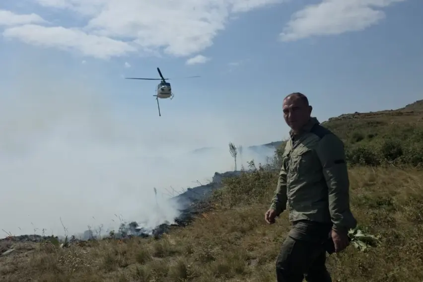 [ВИДЕО] Хеликоптер што гаснеше пожар го избања Ангелов додека даваше изјава на лице место