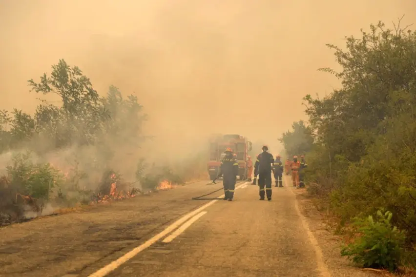 [ВИДЕО] Шест куќи изгореа преку ноќ во голем пожар во Албанија, пожарникарите сè уште дежураат поради ризик
