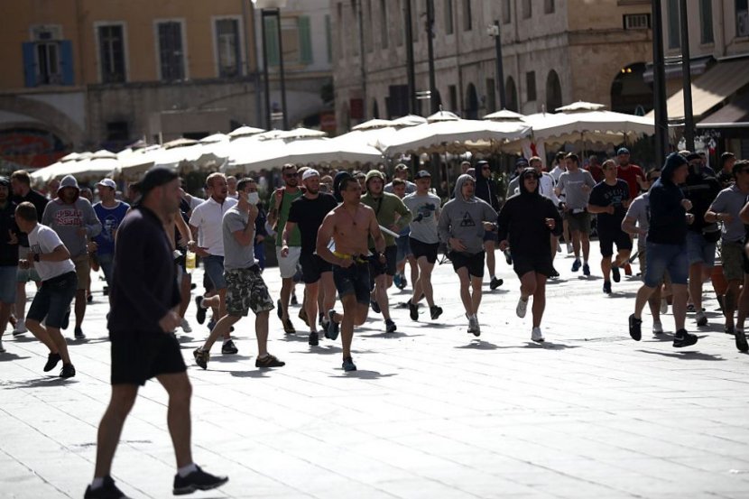 Russian hooligans france. Тур де Франс футбольные хулиганы. Tour de France драка фанатов.