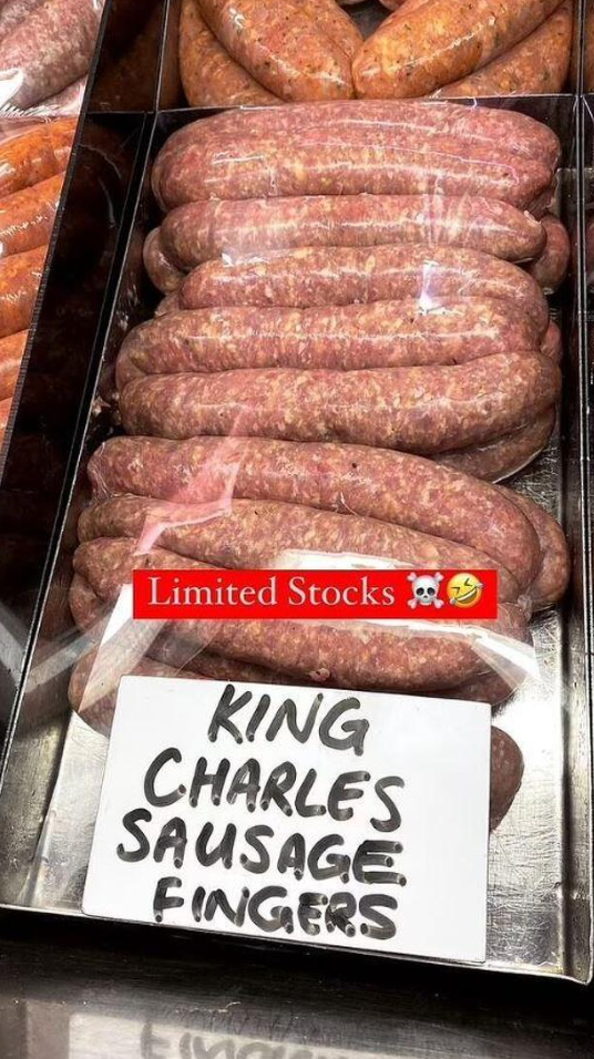 Месарница се пошегувала на сметка на Чарлс: Во понудата имаат колбаси наречени „Прстите на кралот Чарлс“