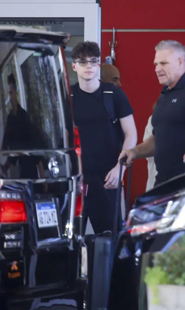 [ФОТО] Толку едноставни, нормални и опуштени: Синовите на Рики Мартин фотографирани во јавност – сличноста со таткото е нереална