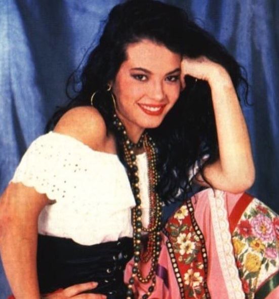 Славната Касандра воодушеви со фотографиите во костим за капење: На 51 година има тело на кое завидуваат и двојно помлади