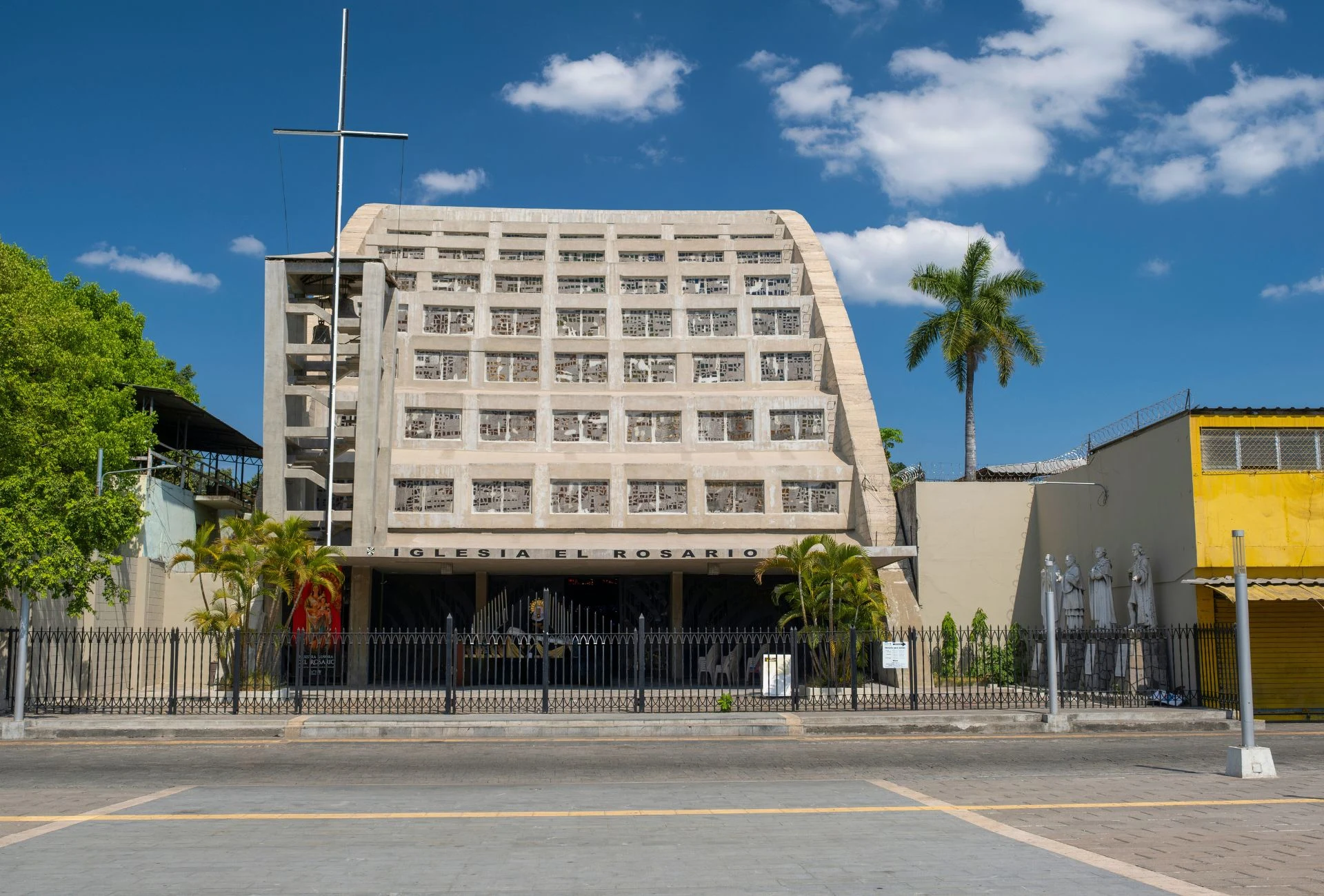 Една од најчудните цркви на светот изгледа како бетонски бункер! Дури кога ќе зачекорите внатре, ќе сфатите зошто сите зборуваат за неа