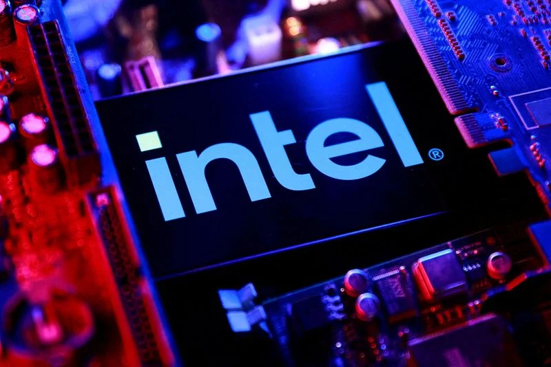 Илустрација со логото на Intel и матична плоча