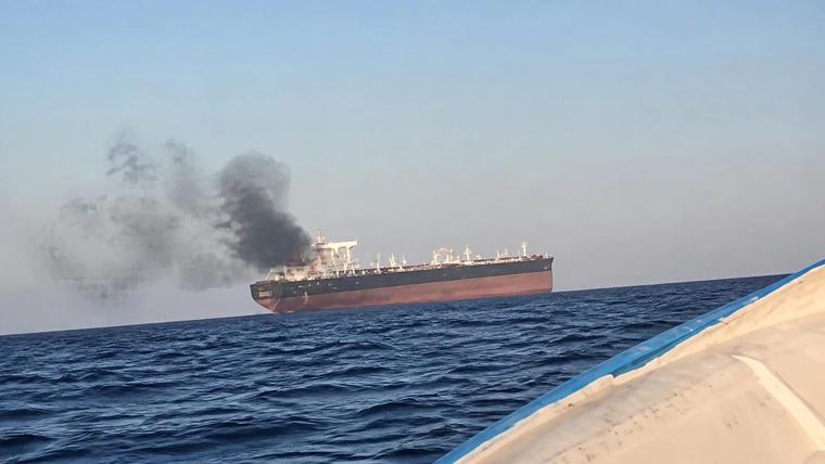 Танкер во пламен, кадар од прилогот на Евроњуз од 15 октомври