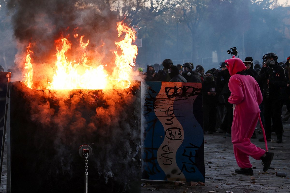 Париз, 31 октомври 2026 — запален контејнер за време на протестите. <b>Фото: REUTERS/Abdul Saboor</b>, преку Н1