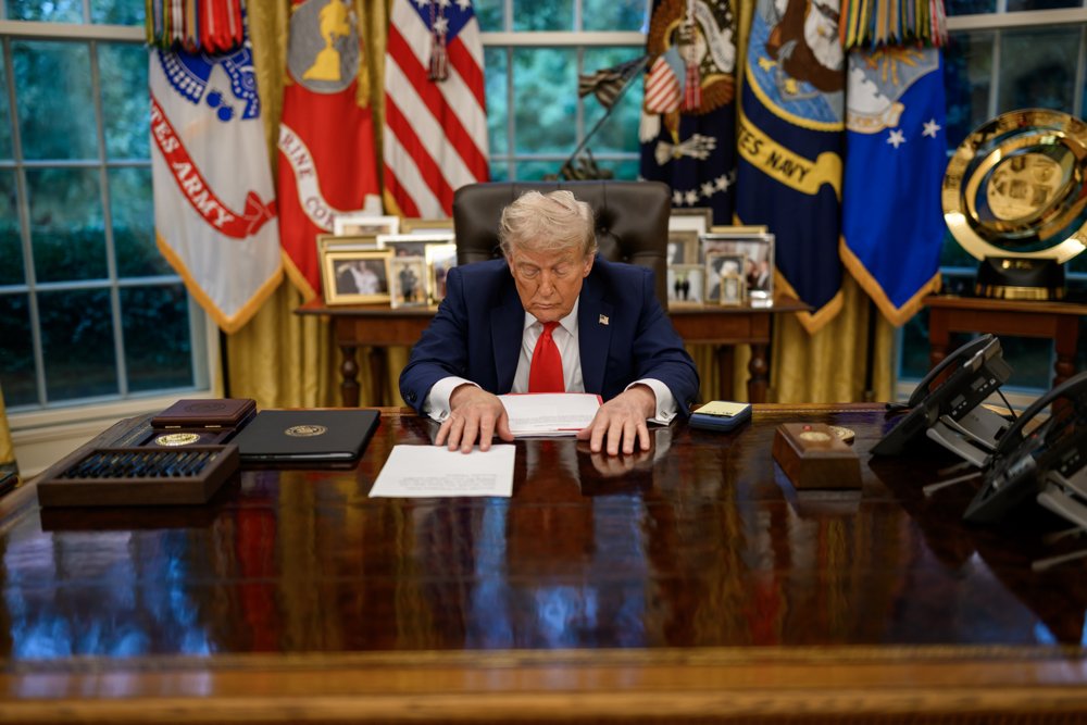 Доналд Трамп зад работната маса во Овалната соба, 18 август 2025