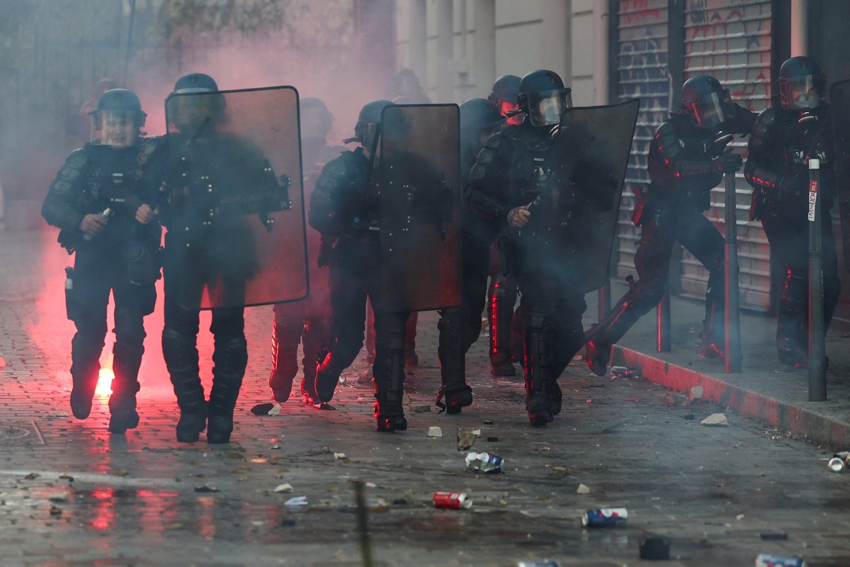 Полицијата за време на денешните протести во Париз, 31 октомври 2026. <b>Фото: REUTERS/Abdul Saboor</b>, преку Н1